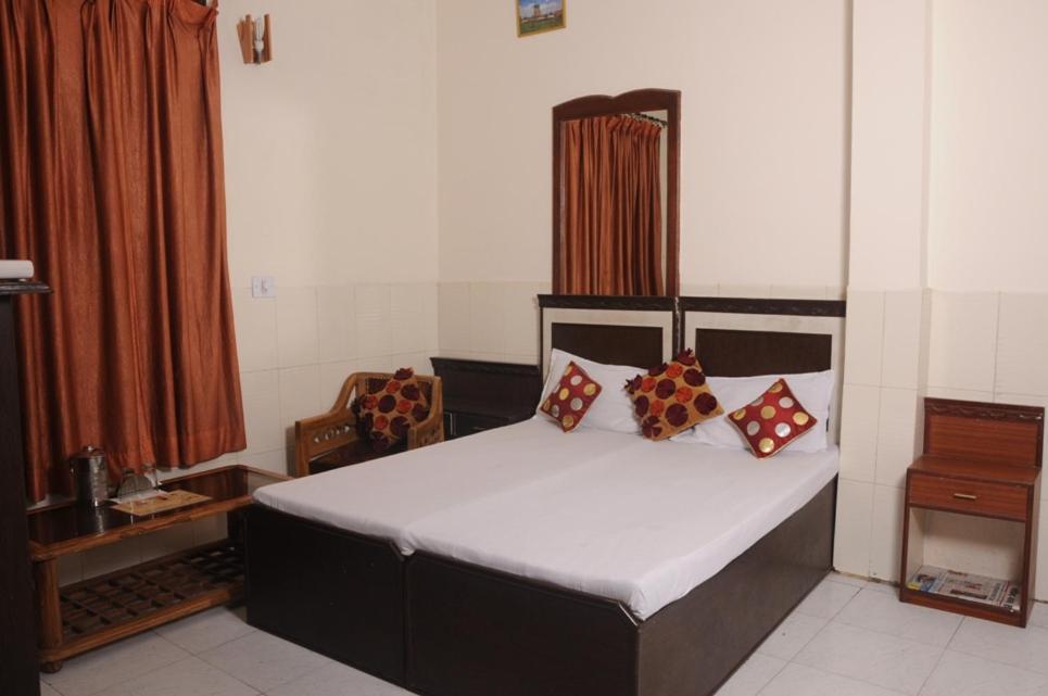 Hotel Surya Palace จัณฑีครห์ ภายนอก รูปภาพ