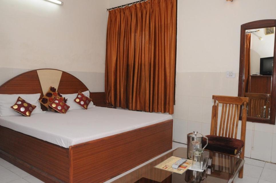 Hotel Surya Palace จัณฑีครห์ ภายนอก รูปภาพ